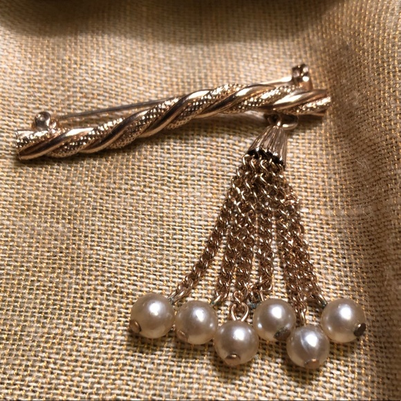 Jewelry - Twisted gold bar pin with pearl tassels